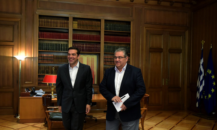 Κουτσούμπας τρολάρει Τσίπρα με βιβλίο για την Οκτωβριανή Επανάσταση