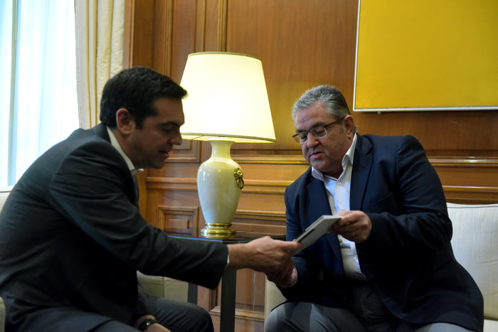 Κουτσούμπας τρολάρει Τσίπρα με βιβλίο για την Οκτωβριανή Επανάσταση - εικόνα 2