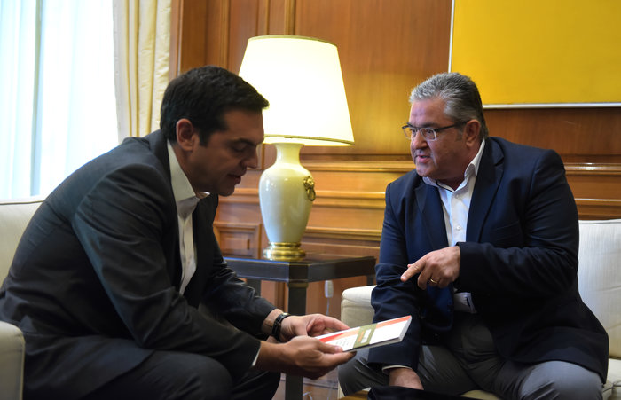 Κουτσούμπας τρολάρει Τσίπρα με βιβλίο για την Οκτωβριανή Επανάσταση - εικόνα 3