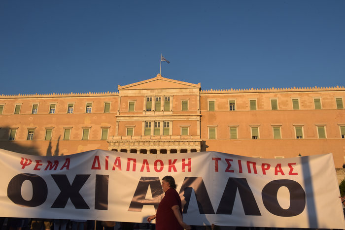 Συγκέντρωση «Παραιτηθείτε»: «Ψέμα, διαπλοκή, Τσίπρας - Οχι άλλο» - εικόνα 2