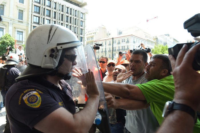 Ενταση και επεισόδια με ΠΟΕ-ΟΤΑ έξω από το υπ. Εσωτερικών - εικόνα 2