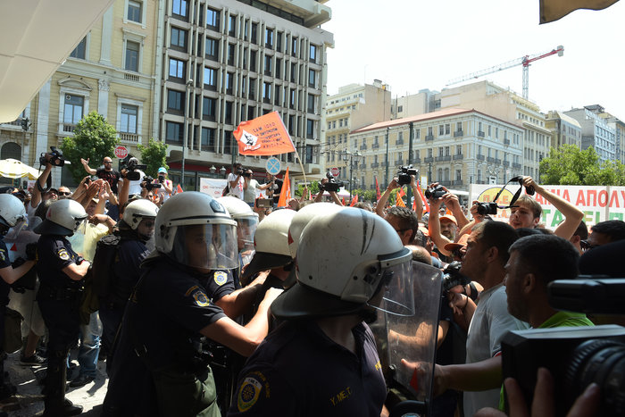 Ενταση και επεισόδια με ΠΟΕ-ΟΤΑ έξω από το υπ. Εσωτερικών - εικόνα 4
