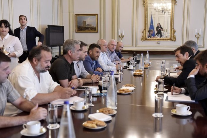 Τι κέρασε ο Τσίπρας στους εκπροσώπους της ΠΟΕ-ΟΤΑ [φωτό] - εικόνα 3