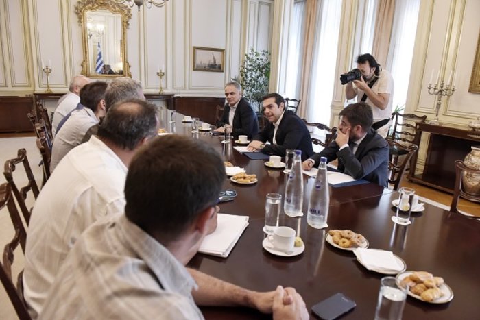 Τι κέρασε ο Τσίπρας στους εκπροσώπους της ΠΟΕ-ΟΤΑ [φωτό] - εικόνα 4