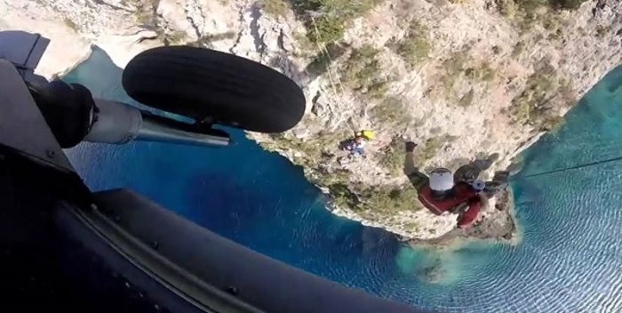 Ελικόπτερο Super Puma διασώζει τουρίστα στην Κεφαλονιά - εικόνα 3