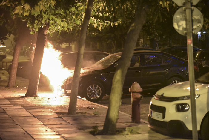 Eπίδειξη δύναμης αντιεξουσιαστών - «άγρια» νύχτα στα Εξάρχεια