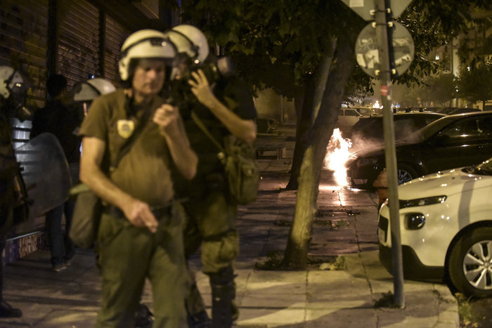 Eπίδειξη δύναμης αντιεξουσιαστών - «άγρια» νύχτα στα Εξάρχεια - εικόνα 2