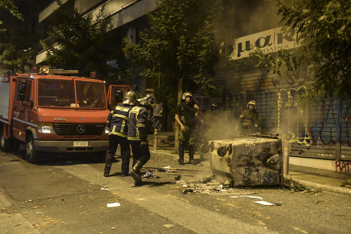 Eπίδειξη δύναμης αντιεξουσιαστών - «άγρια» νύχτα στα Εξάρχεια - εικόνα 3