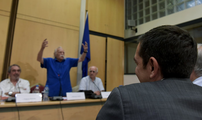 Τα δάκρυα του Μανώλη Γλέζου: «Kι αν πεθάνω θα σας κυνηγάει η ύπαρξή μου»