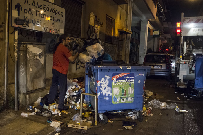 «Μάχη» στους δρόμους για να μαζευτούν τα σκουπίδια