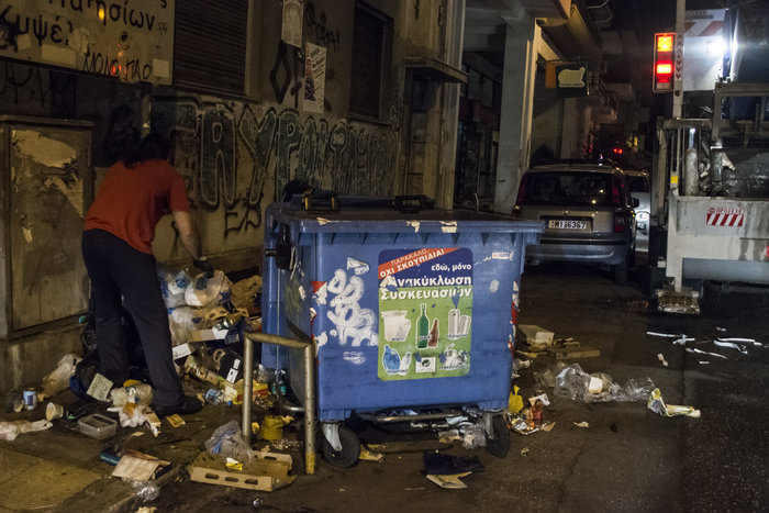 «Μάχη» στους δρόμους για να μαζευτούν τα σκουπίδια - εικόνα 3