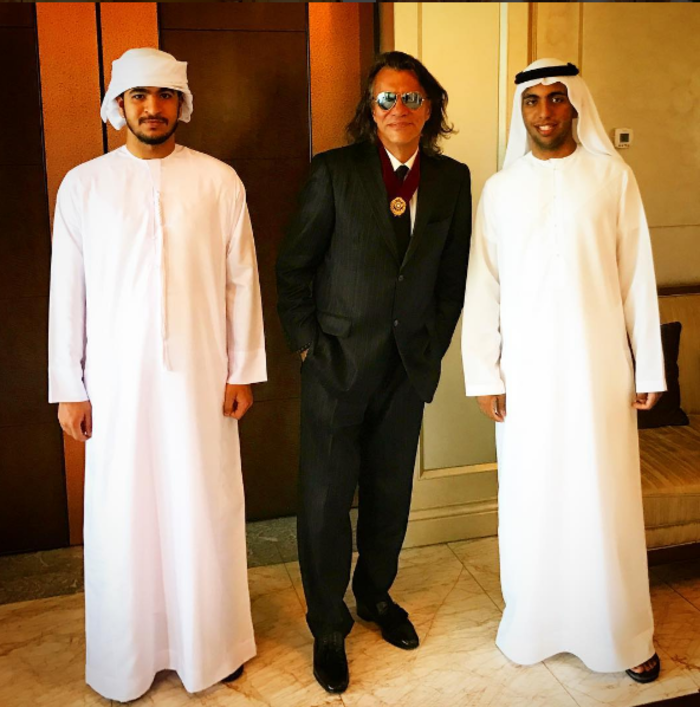 Ο Ηλίας Ψινάκης με τους Αραβες στο Αμπού Ντάμπι -απολαυστικές φωτογραφίες