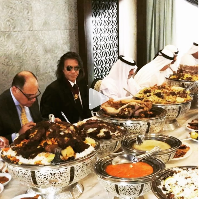 Ο Ηλίας Ψινάκης με τους Αραβες στο Αμπού Ντάμπι -απολαυστικές φωτογραφίες - εικόνα 2