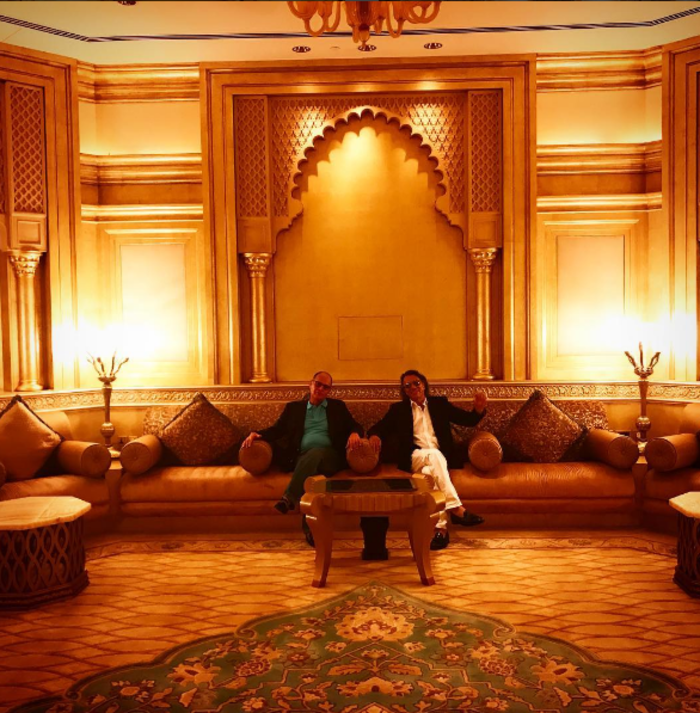 Ο Ηλίας Ψινάκης με τους Αραβες στο Αμπού Ντάμπι -απολαυστικές φωτογραφίες - εικόνα 3