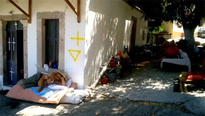 Σε πλατείες, ξωκλήσια και καλύβες οι σεισμοπαθείς στη Λέσβο - εικόνα 2