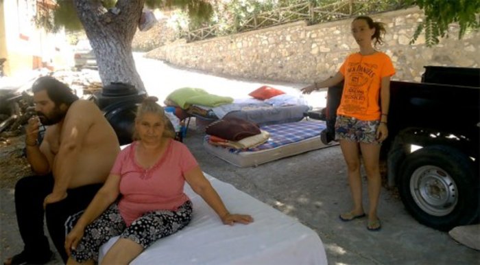 Σε πλατείες, ξωκλήσια και καλύβες οι σεισμοπαθείς στη Λέσβο - εικόνα 4
