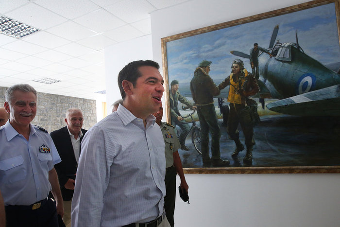 Επισκέψεις εντυπώσεων για να «σβήσουν» τις φωτιές που άναψαν