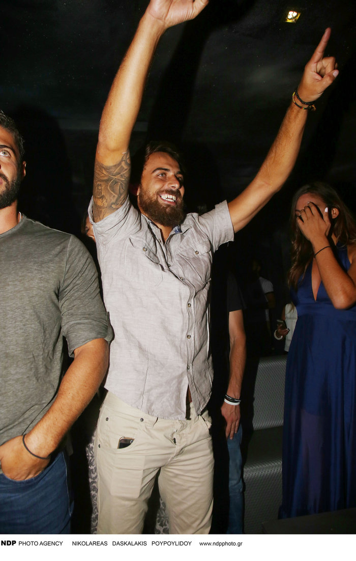Survivor: Γλέντι ως το πρωί για τους παίκτες -  Το ζεϊμπέκικο του Μάριου - εικόνα 3