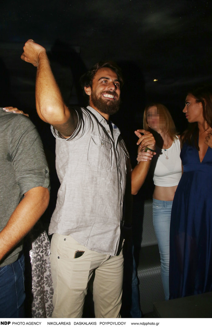 Survivor: Γλέντι ως το πρωί για τους παίκτες -  Το ζεϊμπέκικο του Μάριου - εικόνα 5