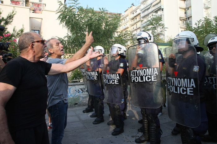 Συγκρούσεις και χημικά πριν από την συνάντηση Τσίπρα-Γιούνκερ -φωτό & video
