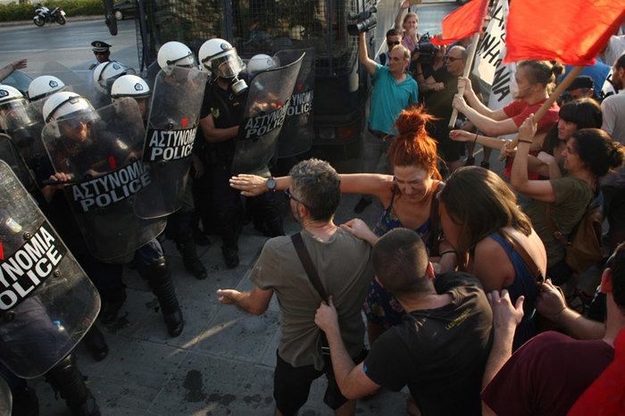 Συγκρούσεις και χημικά πριν από την συνάντηση Τσίπρα-Γιούνκερ -φωτό & video - εικόνα 2