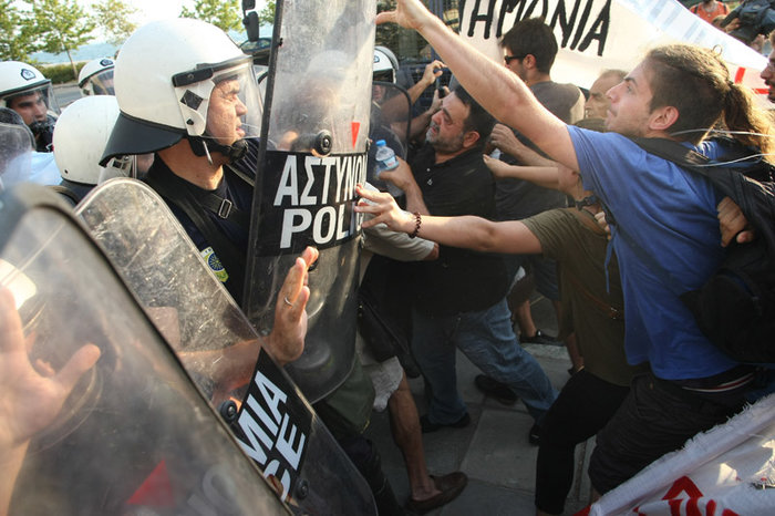 Συγκρούσεις και χημικά πριν από την συνάντηση Τσίπρα-Γιούνκερ -φωτό & video - εικόνα 3