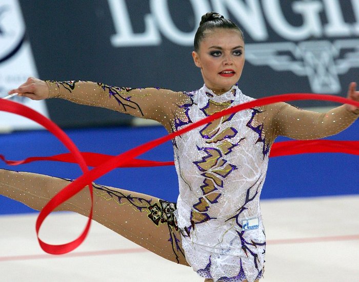 Ποια είναι τελικά η μυστηριώδης «γυναίκα με τα κόκκινα» του Πούτιν;