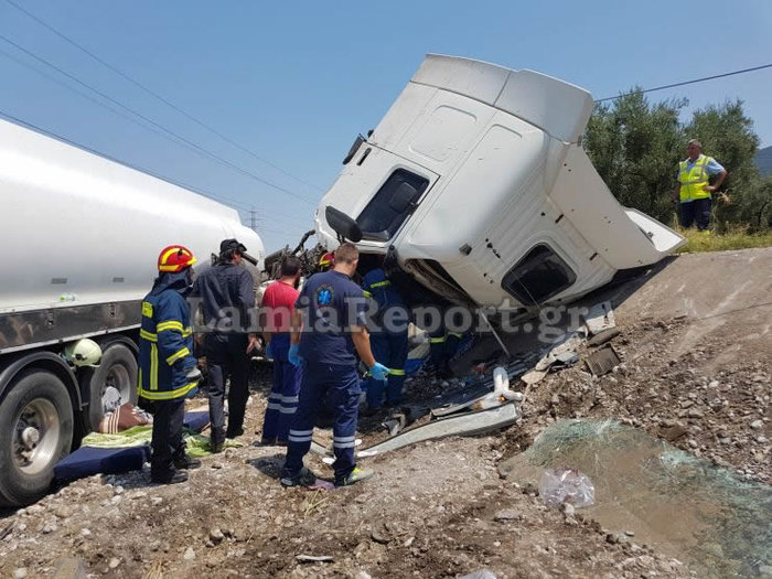 Φοβερό τροχαίο με εγκλωβισμό οδηγού στο ύψος των Θερμοπυλών - εικόνα 2