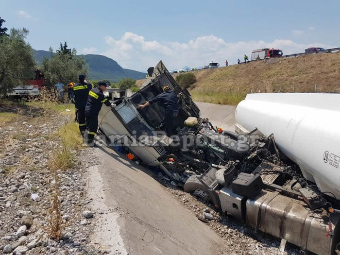 Φοβερό τροχαίο με εγκλωβισμό οδηγού στο ύψος των Θερμοπυλών - εικόνα 3