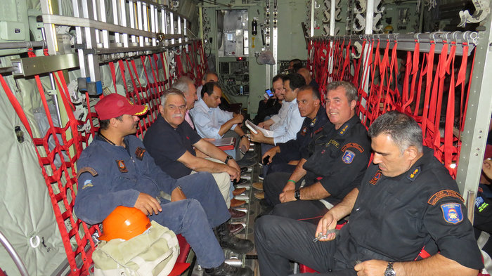 Υπουργοί & διασώστες μέσα στο C-130 που πέταξε στην Κω - φωτό