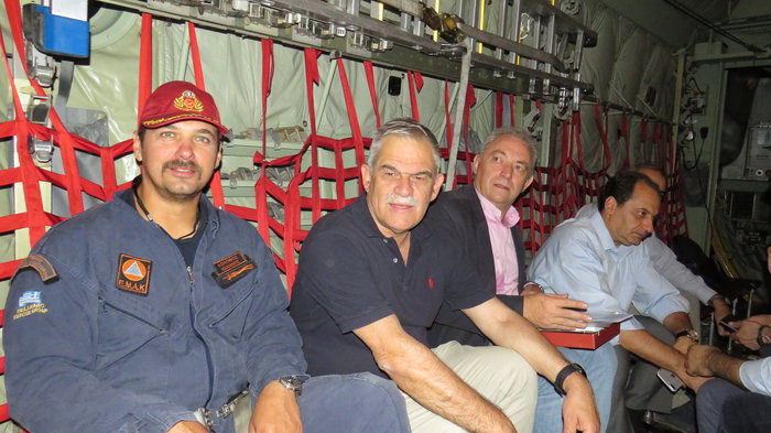 Υπουργοί & διασώστες μέσα στο C-130 που πέταξε στην Κω - φωτό - εικόνα 2