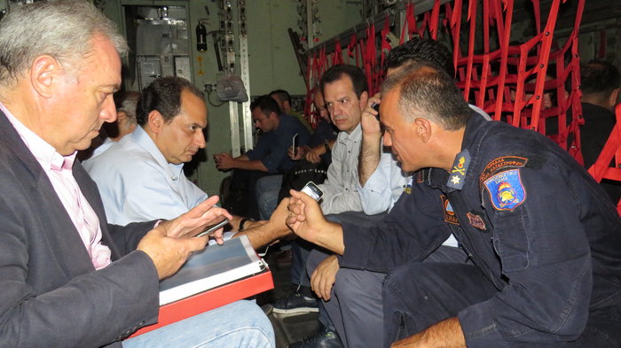 Υπουργοί & διασώστες μέσα στο C-130 που πέταξε στην Κω - φωτό - εικόνα 3