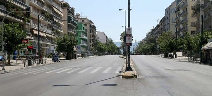 «Ερημη» πόλη η Αθήνα- Αδειοι οι δρόμοι στο κέντρο [εικόνες]