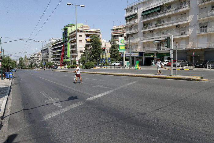 «Ερημη» πόλη η Αθήνα- Αδειοι οι δρόμοι στο κέντρο [εικόνες] - εικόνα 2