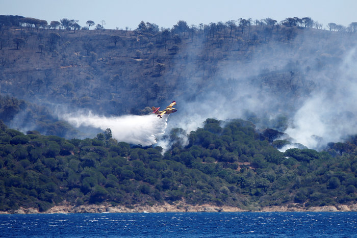 Στις φλόγες ο γαλλικός Νότος-Εκκενώθηκε πόλη 10.000 κατοίκων - εικόνα 2