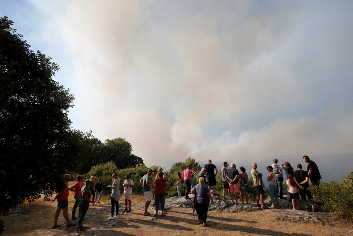 Στις φλόγες ο γαλλικός Νότος-Εκκενώθηκε πόλη 10.000 κατοίκων - εικόνα 6