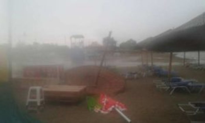 Ποτάμια οι δρόμοι  στην Κυλλήνη από την ξαφνική βροχή Φωτό