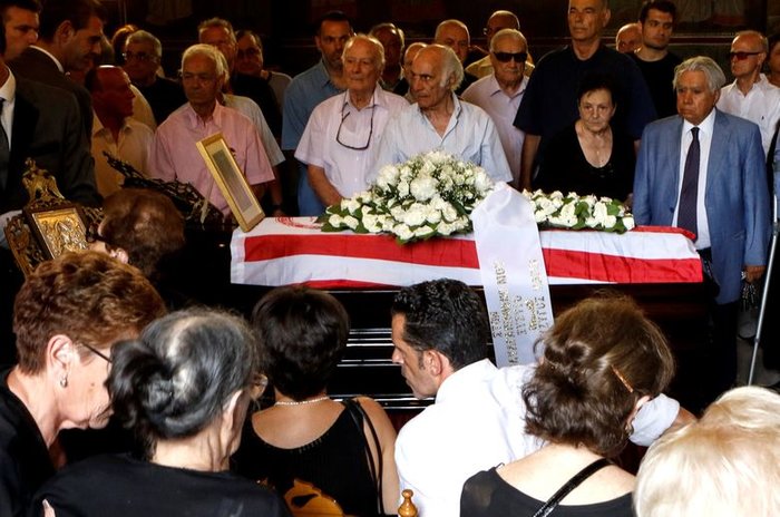 Κόκκινο το «αντίο» στον θρυλικό ποδοσφαιριστή Θανάση Μπέμπη