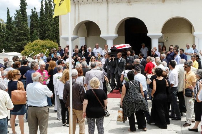 Κόκκινο το «αντίο» στον θρυλικό ποδοσφαιριστή Θανάση Μπέμπη - εικόνα 3