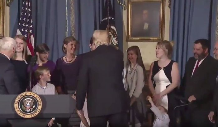 O Τραμπ αγνοεί παιδί με αναπηρία και μαστιγώνεται στα social media [Βίντεο]