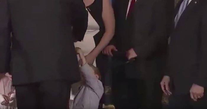 O Τραμπ αγνοεί παιδί με αναπηρία και μαστιγώνεται στα social media [Βίντεο] - εικόνα 2