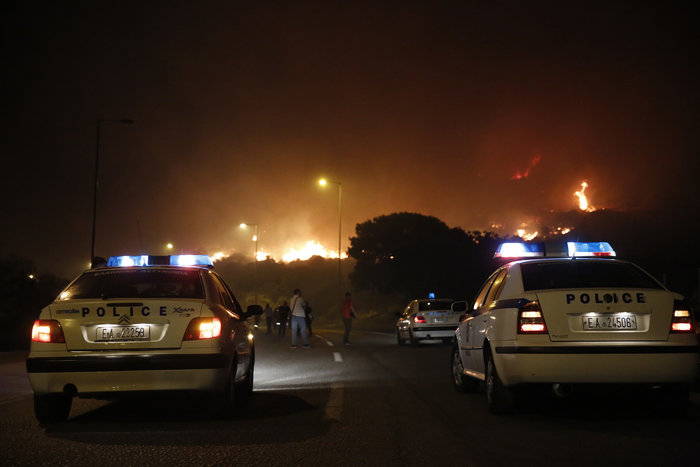 Ολονύχτια μάχη με τις φλόγες από τους πυροσβέστες