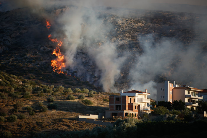 Ολονύχτια μάχη με τις φλόγες από τους πυροσβέστες - εικόνα 2