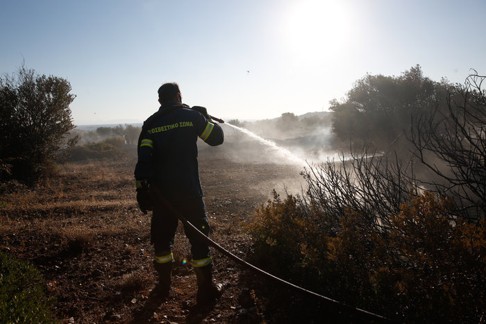 Περιορίστηκε η φωτιά στα Καλύβια-επιχειρούν τα καναντέρ