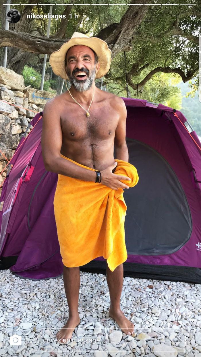 Ο Αλιάγας ποζάρει μόνο με την πετσέτα του και σκάει στα γέλια  [εικόνα]