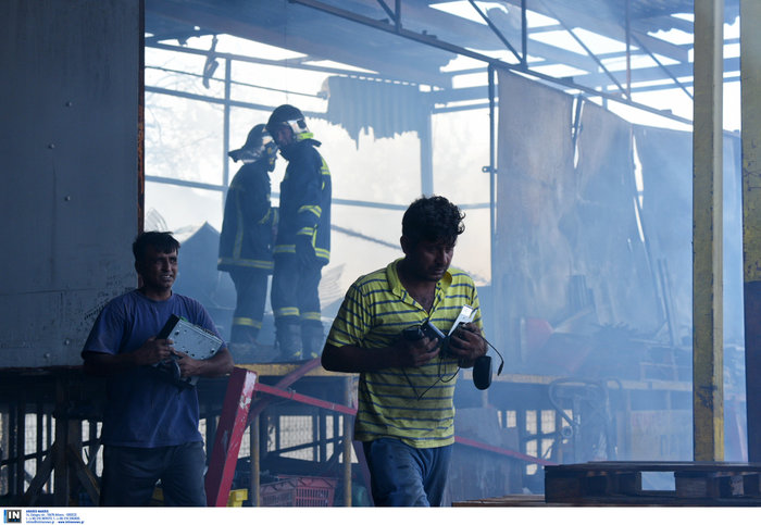 Εκτακτο: Μεγάλη φωτιά σε προαύλιο χώρο μεταφορικής εταιρίας στο Βοτανικό - εικόνα 3