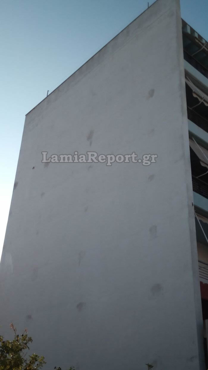Σοκ στη Λαμία: 66χρονη έπεσε από τον 5ο όροφο στο κενό