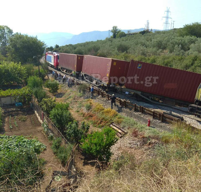 Με γερανούς προσπαθούν να ανοίξουν τη σιδηροδρομική γραμμή - εικόνα 2