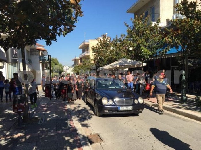 Θλίψη και οργή στην κηδεία του μικρού Νίκου στα Φάρσαλα [φωτό]