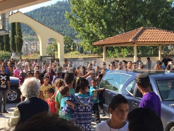 Θλίψη και οργή στην κηδεία του μικρού Νίκου στα Φάρσαλα [φωτό] - εικόνα 3